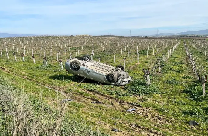 Manisa’da takla atan otomobil, üzüm bağına uçtu
