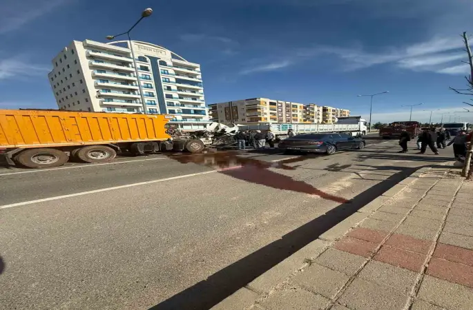 Mardin’de kamyon ile tır çarpıştı: 1 yaralı
