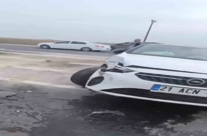 Mardin’de minibüs ile otomobil çarpıştı: 2 yaralı
