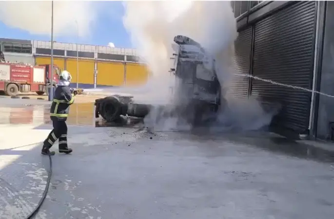 Mardin’de park halindeki tırın çekicisi yandı

