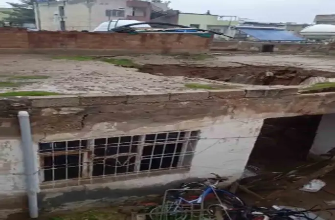 Mardin’de sağanak yağışta kerpiç evin damı çöktü
