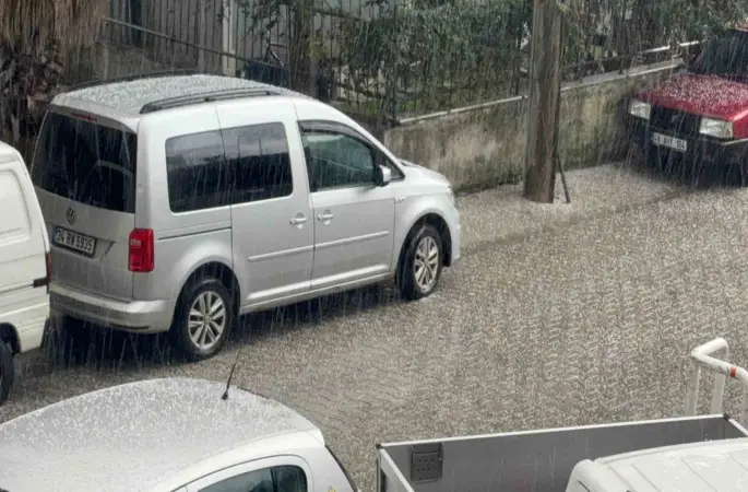 Marmaris’te dolu yağdı, kısa sürede ortalık beyaza büründü
