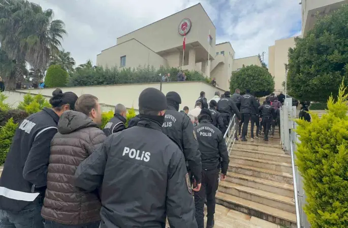 Marmaris’teki ’rüşvet’ operasyonunun şüphelileri adliyeye sevk edildi
