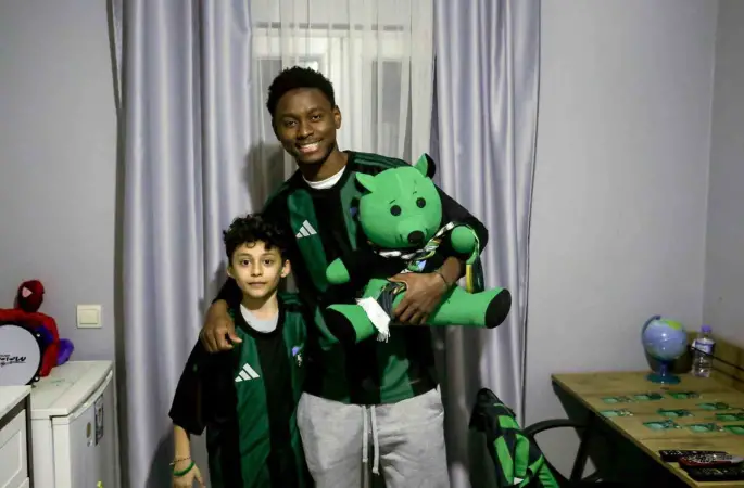 Maskot kostümünden futbolcu çıktı, çocuk taraftarın heyecandan elleri titredi
