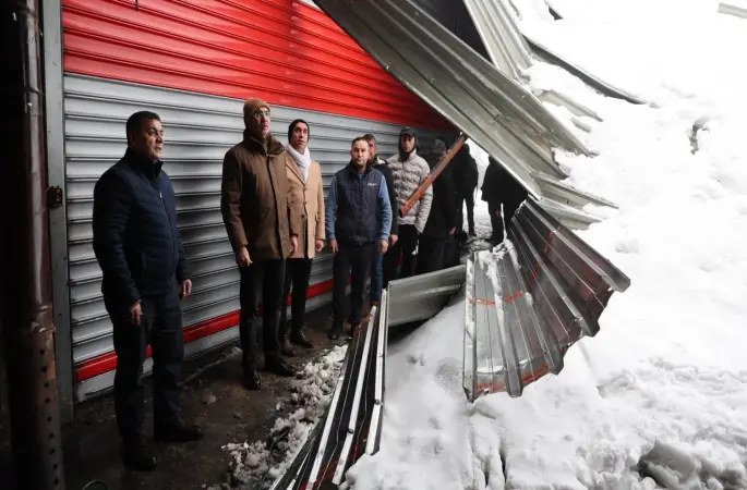 Mehmet Kuş, karda işyerleri zarar gören esnafla buluştu
