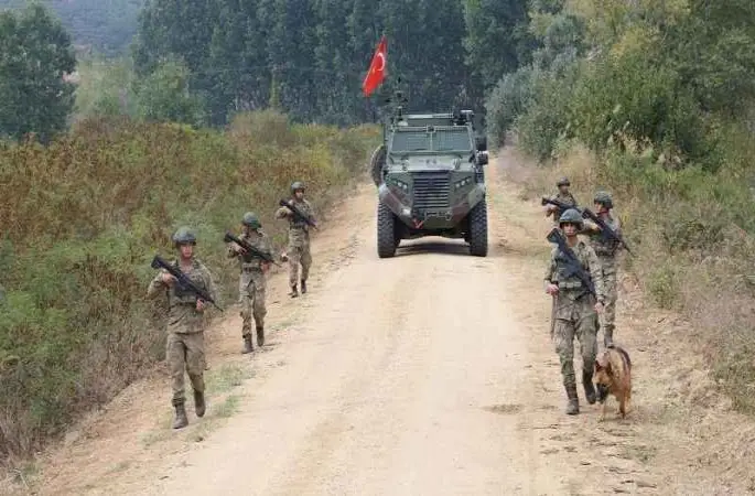 Suriye’den Türkiye’ye ve Türkiye’den Yunanistan’a yasa dışı yollarla geçmeye çalışan 4 kişi yakalandı