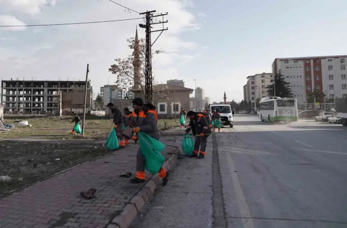 Melikgazi’de şiddetli rüzgarın etkileri temizlendi

