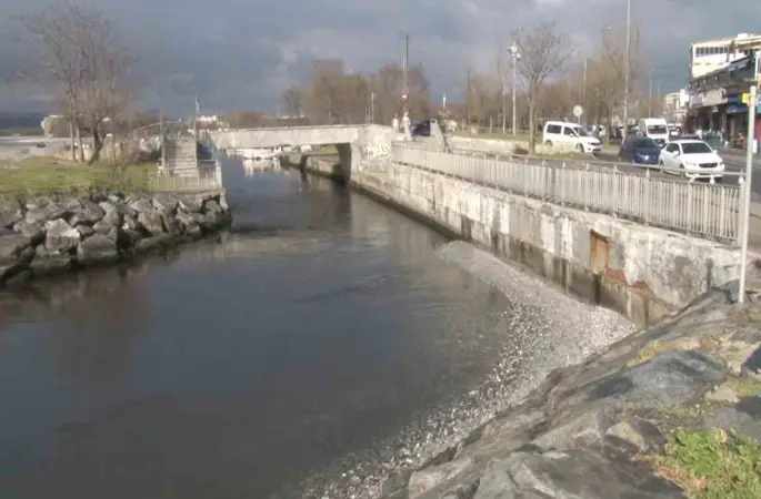 Menekşe sahilinde sular çekildi, tekneler geçişlerde zorluk yaşadı
