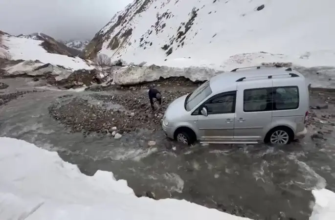 Menfez olmayan yolda sel: Araçlar mahsur kaldı
