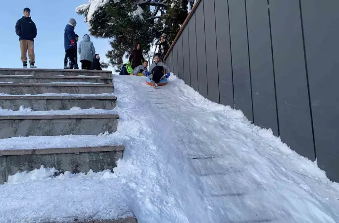 Merdiven değil kayak pisti: Bolulu miniklerin kayak eğlencesi
