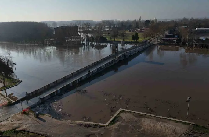Meriç Nehri taştı, ovalar su altında kaldı
