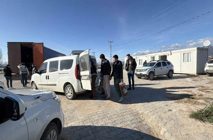 Mermer yüklü tırda gizlenen 4 kaçak göçmen yakalandı
