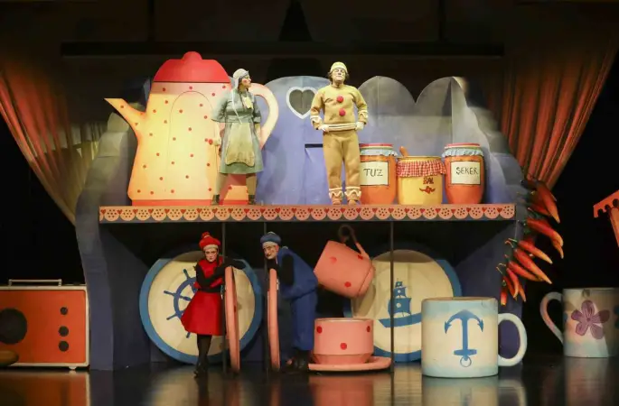 Mersin Şehir Tiyatrosuna küçük ellerden büyük alkış
