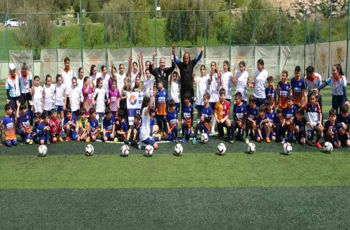 Mersin Üniversitesi’nde yüzlerce çocuk ve genç, dijital bağımlılıktan uzak sporla yetişiyor
