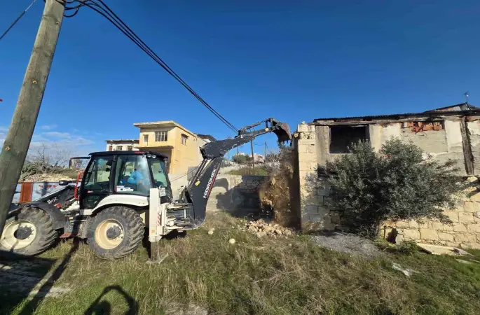 Mersin’de çökme riski taşıyan metruk bina yıkıldı
