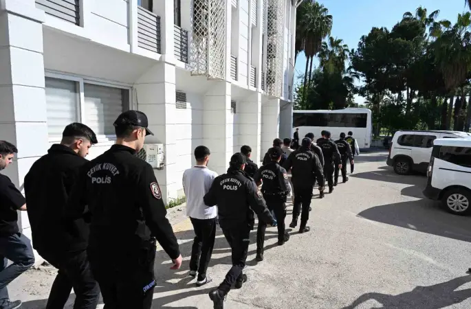 Mersin’de dolandırıcılık şebekesi çökertildi: 100 milyonluk para trafiği ortaya çıktı
