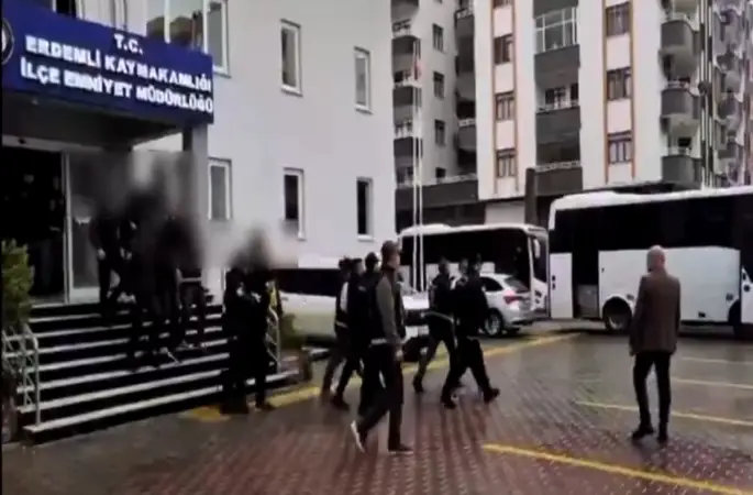 Mersin’de fuhuş operasyonu: 13 tutuklama
