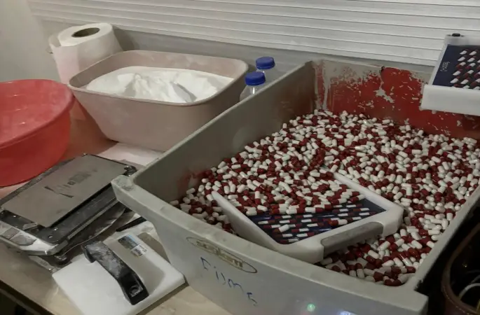 Mersin’de sentetik ecza imalathanesine operasyon: Binlerce hap ele geçirildi, 2 tutuklama
