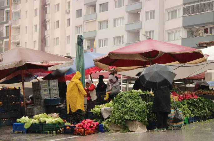 Meteoroloji’nin sağanak ve fırtına uyarısı pazarcıları etkiledi
