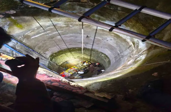 Metrelerce derinlikteki kuyuya düşen genç operasyonla kurtarıldı
