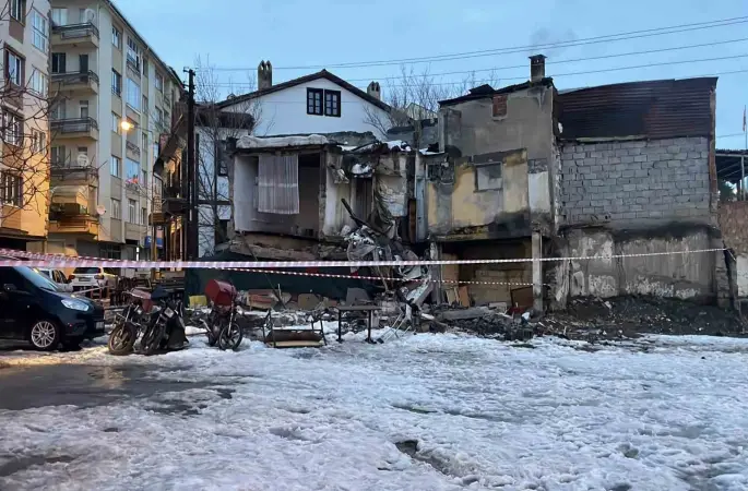 Metruk bina çöktü, mahallede panik yaşandı
