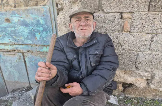 Metruk evde yalnız yaşayan yaşlı adam yaşam mücadelesi veriyor
