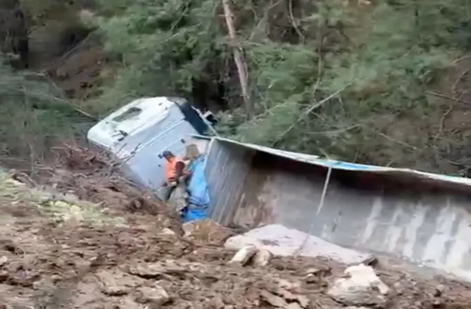 Milas’ta tır şarampole devrildi: 1 yaralı
