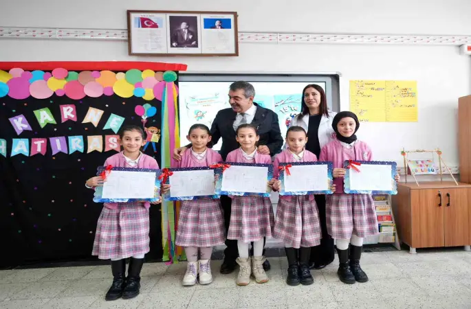 Milli Eğitim Bakanı Tekin, Ağrı’da beşiz kardeşlere karnelerini verdi
