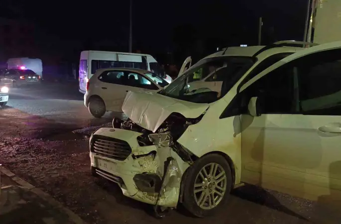 Minibüs ile hafif ticari araç çarpıştı: 1 yaralı
