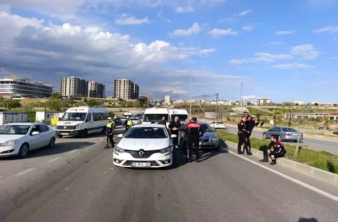 Minibüs ile iki otomobil çarpıştı: 1 yaralı
