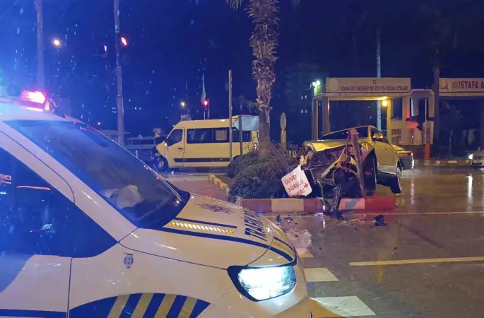 Minibüs ile otomobil çarpıştı: 4 yaralı
