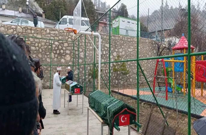 Minibüsün uçuruma yuvarlandığı kazada ölen 3 kişi son yolculuklarına uğurlandı
