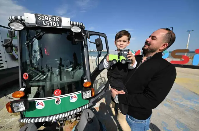 Minik Ayaz’ın süpürge kamyonu hayali gerçek oldu
