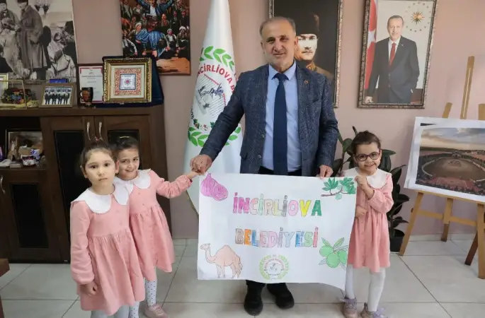 Minik öğrencilerden Başkan Kaya’ya hediye
