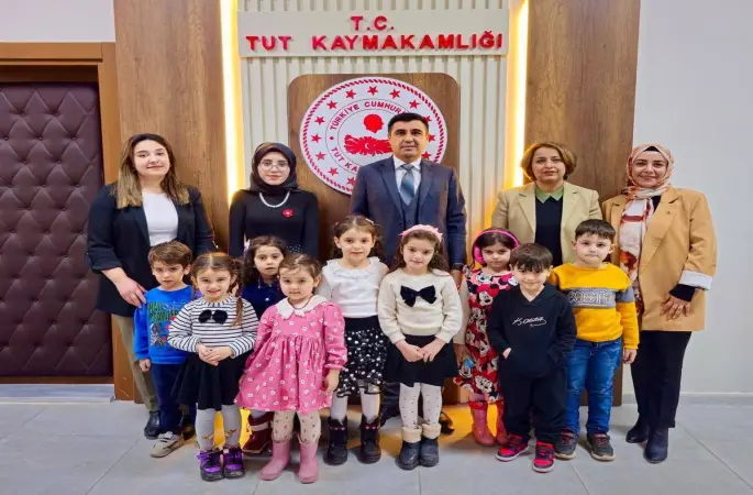 Minik öğrencilerden Kaymakam Güngör’e anlamlı ziyaret
