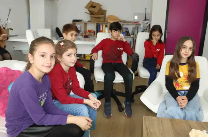 Minik öğrencilerin ’demokrasi’ heyecanı
