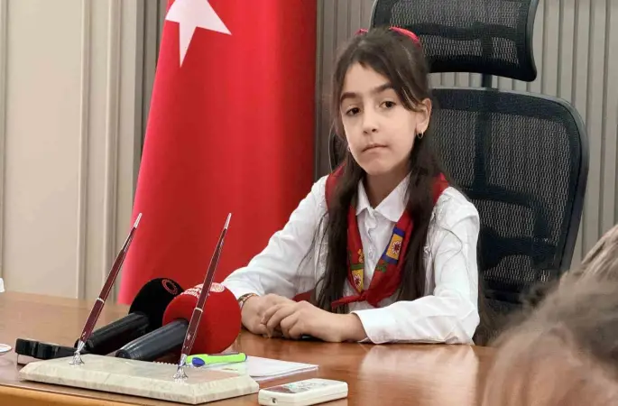 Minik vali okullarda güvenlik tedbirlerinin artırılması talimatı verdi
