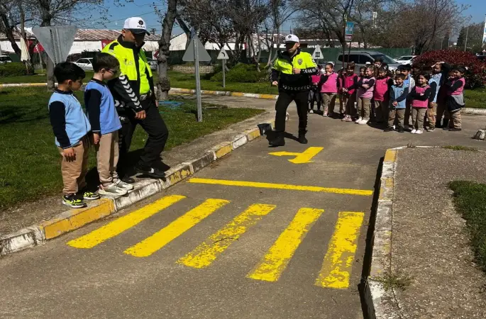 Minikler trafiği eğlenerek öğrendi
