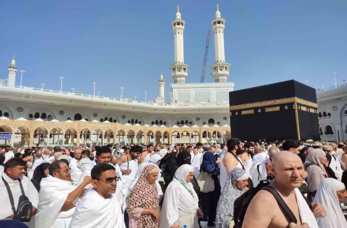 Miraç Kandilinde Kâbe’de mahşerî kalabalık
