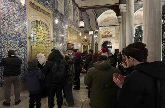 Miraç Kandili’nde vatandaşlar Eyüpsultan Camii’ne akın etti
