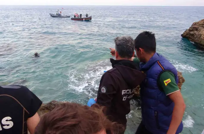 Montuyla ayakkabısını çıkarıp kot ve atletle denize giren genç boğuldu
