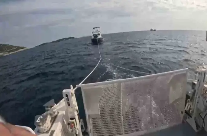 Motor arızasıyla sürüklenen teknedeki iki kişi kurtarıldı
