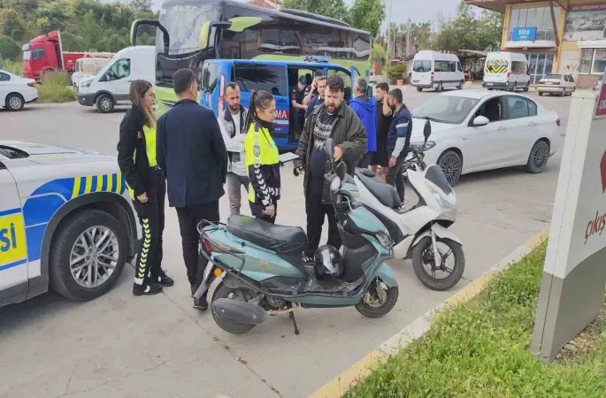 Motorlu bisiklet, motosiklete arkadan çarptı: 2 sürücü yaralandı
