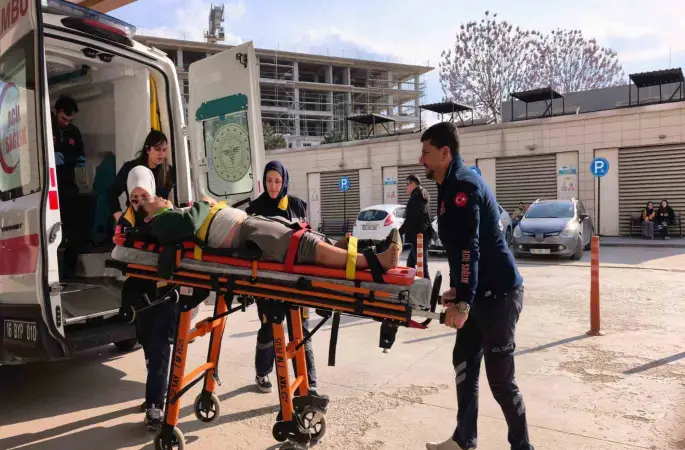 Motosiklet ile bisiklet çarpıştı, 3 kişi yaralandı
