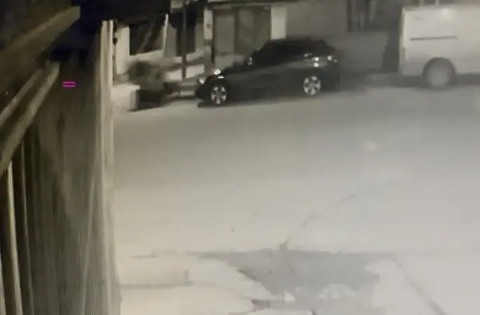 Motosiklet önce yayaya ardından duvara çarptı: 3 yaralı
