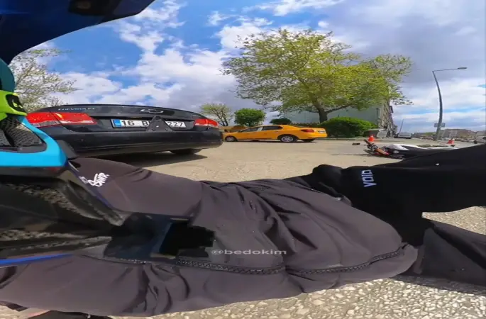 Motosiklet otomobile çarptı... O anlar kask kamerasına yansıdı
