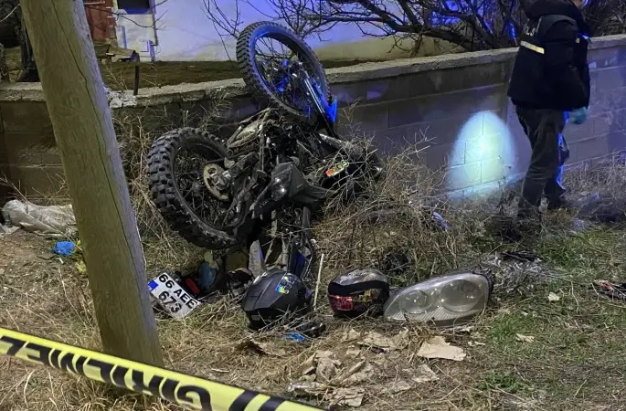 Motosiklet otomobille kafa kafaya çarpıştı: 1 ölü, 2 yaralı
