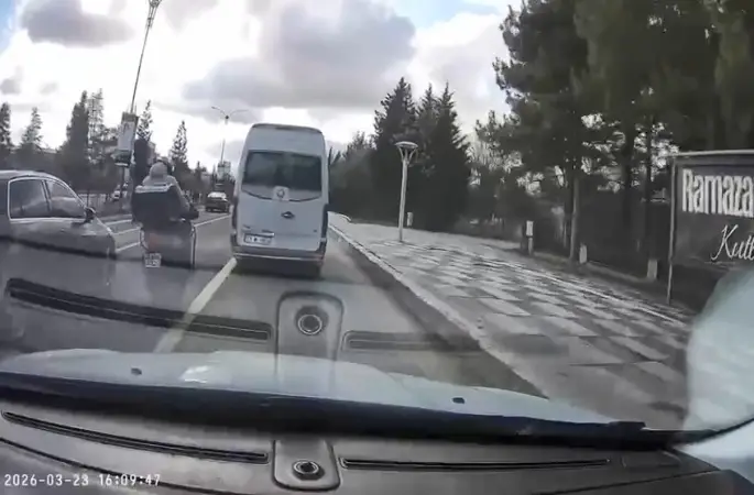 Motosiklet sürücüsünün tehlikeli anları kameraya yansıdı
