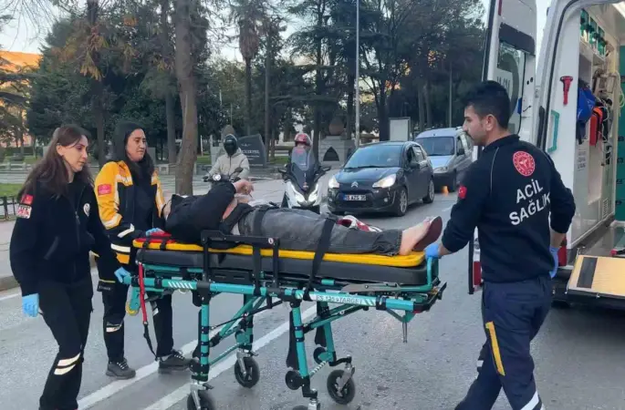 Motosiklet yayaya çarptı: 2 yaralı
