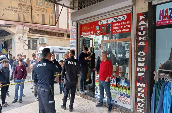 Motosikletle gelip, iş yeri sahibini başından vurup öldürdü
